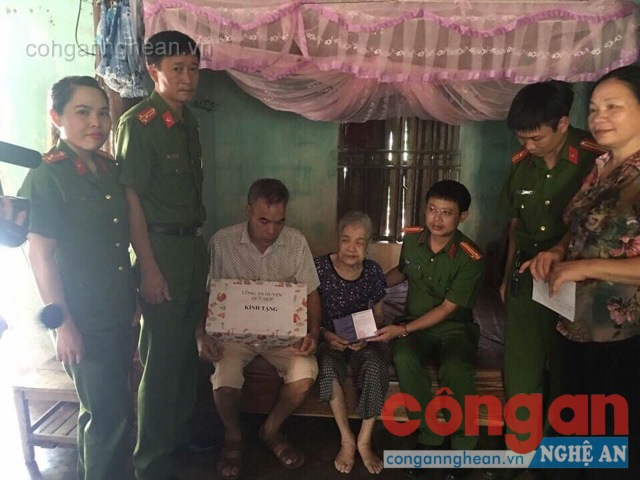 Đoàn đến thăm hỏi động viên gia đình Bà mẹ Việt Nam anh hùng Mẹ Trương Thị Thiệp