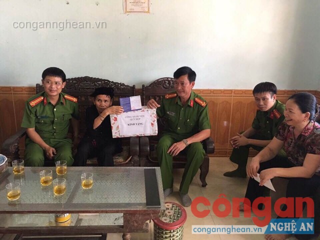 Đoàn đến thăm hỏi động viên gia đình Bà mẹ Việt Nam anh hùng Vi Thị Qùy