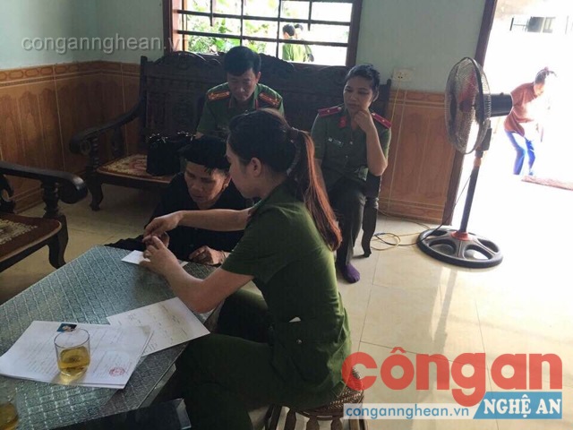 Đoàn làm lại CMND tại nhà cho 2 mẹ Việt Nam anh hùng