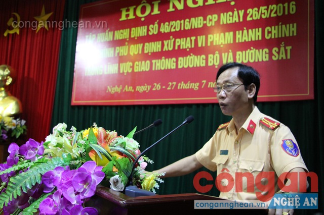 Đồng chí Thượng tá Nguyễn Duy Đông, Phó trưởng Phòng Cảnh sát giao thông thông tin về những điểm mới và các nội dung cơ bản nhất của Nghị định số 46/2016/NĐ-CP