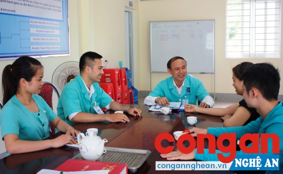 Bác sĩ Phòng khám bác sĩ gia đình Nghệ An tiếp khách hàng đến đăng ký các gói dịch vụ chăm sóc sức khỏe tại nhà.