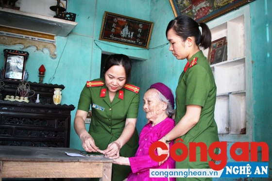 Cán bộ Phòng Cảnh sát QLHC về TTXH tổ chức lăn tay, cấp CMND tại nhà cho mẹ liệt sỹ Nguyễn Thị Tích (98 tuổi) ở xã Nghi Phú, TP Vinh