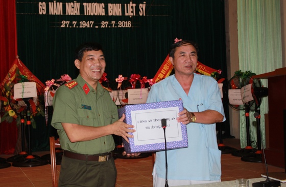 Đồng chí Đại tá Lê Khắc Thuyết, Phó Giám đốc Công an tỉnh trao quà cho Khu điều dưỡng thương binh tâm thần kinh Nghệ An.