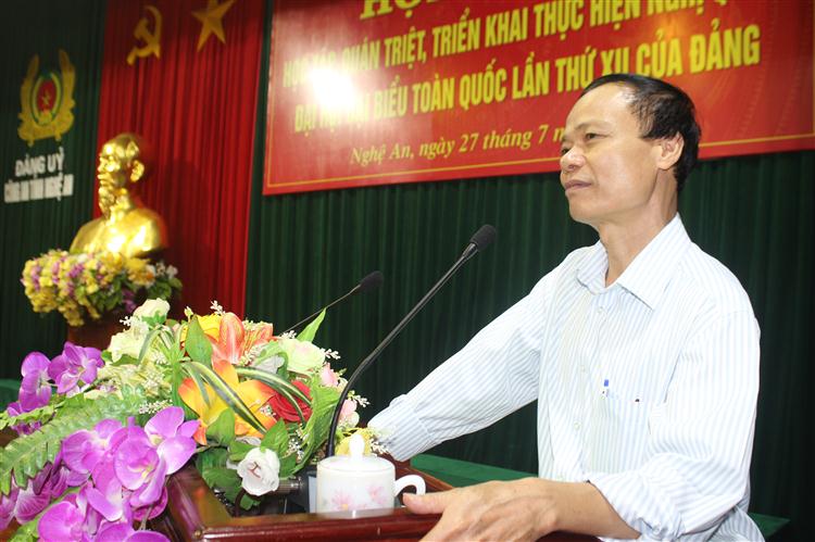 Đồng chí  Phạm Văn Sơn, Trưởng Phòng thông tin Ban Tuyên giáo Tỉnh ủy trình bày các nội dụng tại hội nghị