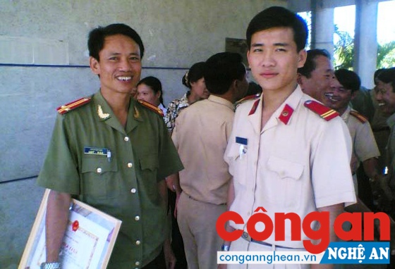 Đồng chí Ngô Trí Tưởng và cháu Bùi Minh Nhật, con liệt sỹ Bùi Văn Sơn (ảnh chụp năm 2011)