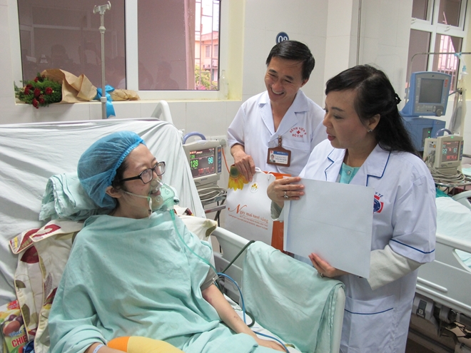Nụ cười lạc quan của Thiếu úy Huyền Trâm trong khi trò chuyện với Bộ trưởng Y tế Nguyễn Thị Kim Tiến.