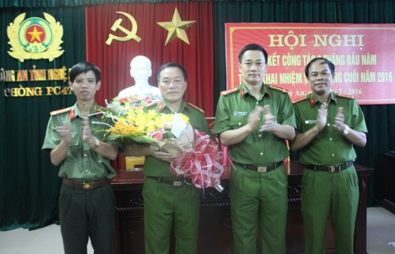 Đồng chí Đại tá Nguyễn Mạnh Hùng, Phó Giám đốc Công an tỉnh, Thủ trưởng cơ quan CSĐT chúc mừng chiến công của Ban chuyên án 616H - Ảnh: Minh Khôi