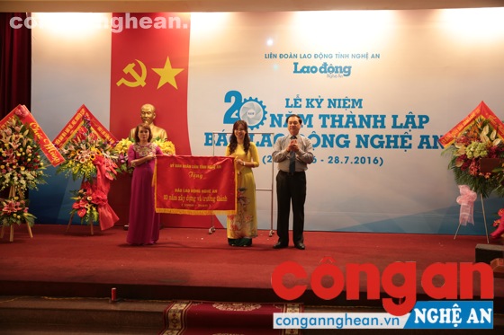 Tỉnh uỷ - HĐND - UBND - UBMTQ Việt Nam tỉnh Nghệ An tặng cờ lưu niệm cho báo Lao động Nghệ An