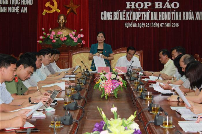 Đồng chí Cao Thị Hiền, Phó chủ tịch HĐND tỉnh báo cáo về công tác chuẩn bị cho kỳ họp