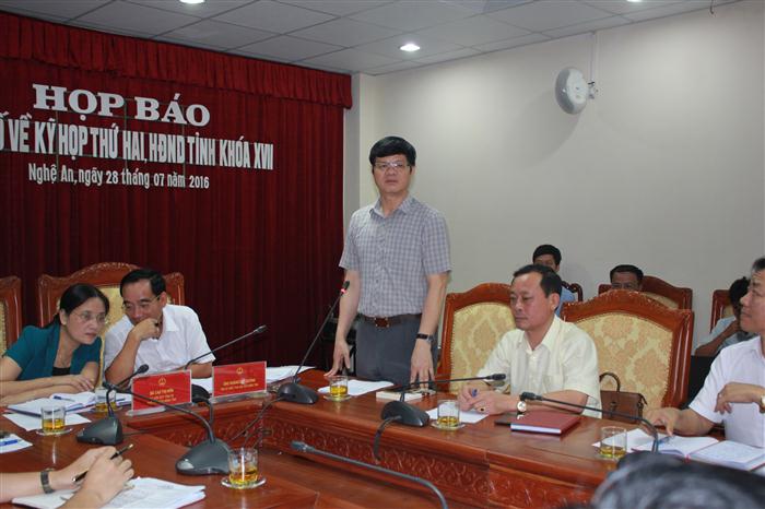 Đồng chí Lê Xuân Đại, Ủy viên BTV Tỉnh ủy, Phó Chủ tịch Thường trực UBND tỉnh giải đáp một số ý kiến thắc mắc của phóng viên