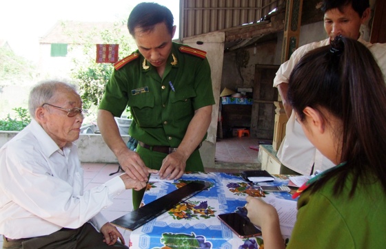 Công an huyện Quỳnh Lưu đến tận nhà làm thủ tục cấp phát CMND cho người già ở xã Quỳnh Thạch