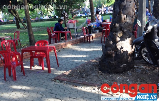 Mặc dù có biển báo cấm nhưng người dân vẫn đặt bàn ghế bày bán nước trong Công viên