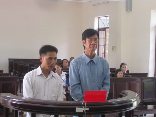 Bị cáo Lê Văn Sul (phải) và bị cáo Ngô Quốc Trung tại phiên xử.