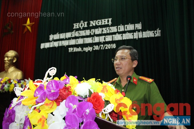 Thượng tá Hoàng Duy Hà - Phó Trưởng Công an thành phố khai mạc hội nghị và quán triệt các nội dung đến lớp tập huấn