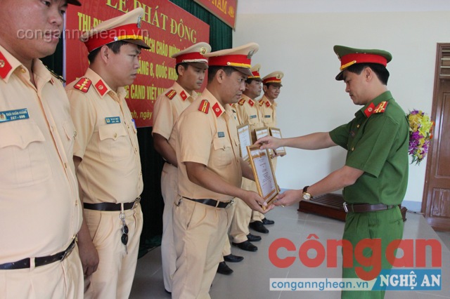 Đồng chí Thượng tá Nguyễn Đức Hải, Phó Giám đốc Công an tỉnh tặng Bằng khen của giám đốc Công an tỉnh cho 12 đồng chí có thành tích trong đợt thi đua cao điểm