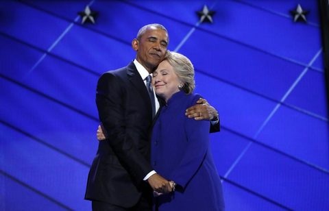 Tổng thống Mỹ Obama ôm bà Hillary Clinton trong đêm thứ ba của đại hội đảng Dân chủ ngày 28-7. Tại đây, bà Clinton lần đầu tiên đi vào lịch sử Mỹ với vị trí nữ ứng viên tranh cử tổng thống chính thức của đảng Dân chủ - Ảnh: Reuters