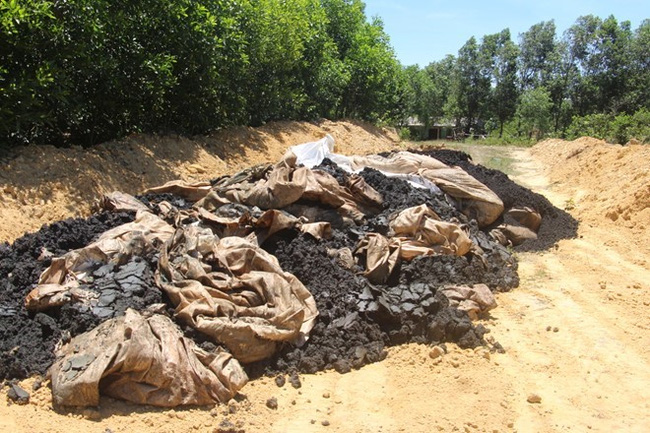  Bùn thải chôn lấp trái phép là chất thải nguy hại, có thông số xyanua rất cao