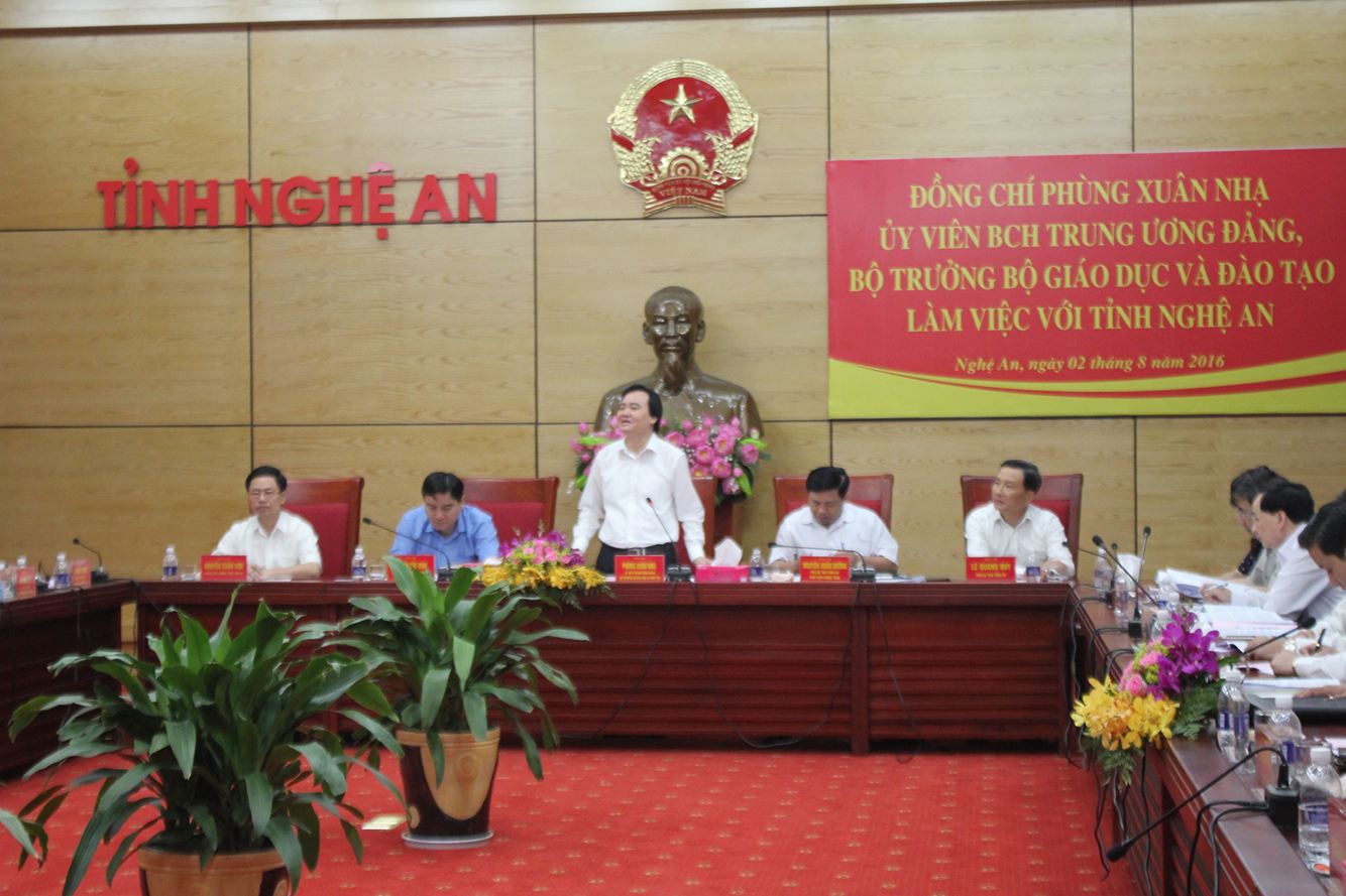 Bộ trưởng Phùng Xuân Nhạ làm việc với lãnh đạo UBND tỉnh Nghệ An