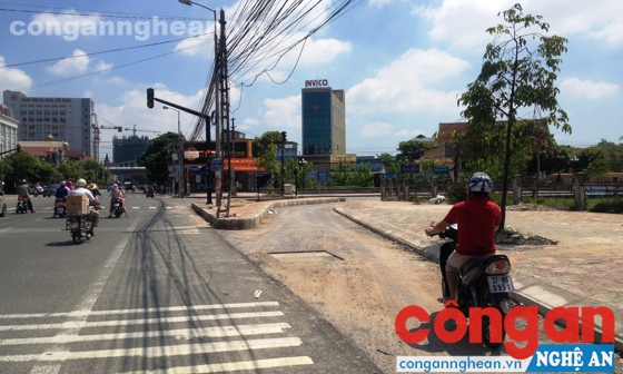 Đường rẽ phía trước đèn tín hiệu giao thông giữa ngã tư Nguyễn Phong Sắc và Nguyễn Duy Trinh vẫn đang thi công dang dở