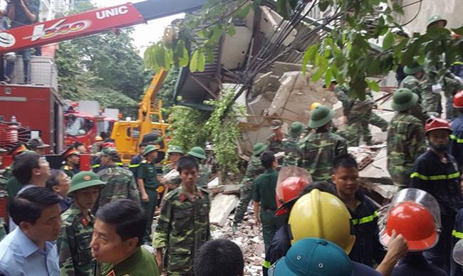 Lực lượng chức năng đang nỗ lực cứu hộ các nạn nhân còn mắc kẹt trong tòa nhà