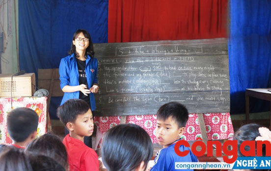 Huyền Trang dạy tiếng Anh miễn phí tại quê nhà