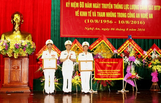 Thừa ủy quyền của Chủ tịch UBND tỉnh, đồng chí Đại tá Nguyễn Hữu Cầu, Giám đốc Công an tỉnh Nghệ An trao Bằng khen cho 2 cá nhân Phòng CSKT.