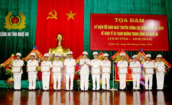 Đồng chí Đại tá Nguyễn Mạnh Hùng, Phó Giám đốc Công an tỉnh Nghệ An trao Giấy khen của Giám đốc Công an tỉnh cho các cá nhân.