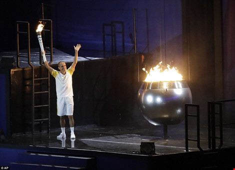 Ngọn lửa Olympic được cựu tay vợt số một thế giới Gustavo Kuerten đưa vào sân Maracana.