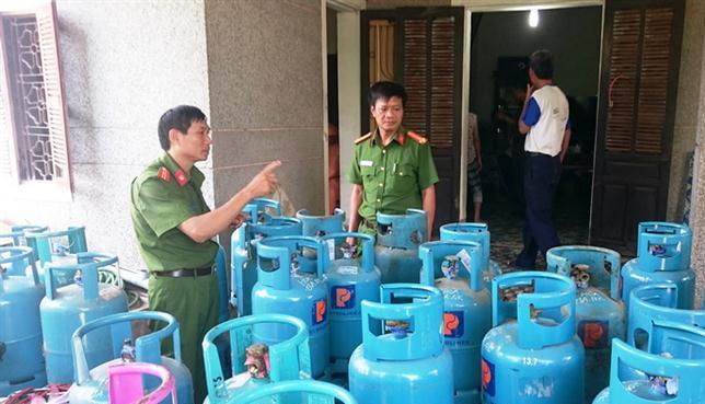 Tổ công tác Công an TP Vinh kiểm tra, lập biên bản cơ sở kinh doanh gas trái phép tại gia đình bà Hồng ở xã Nghi Kim. 