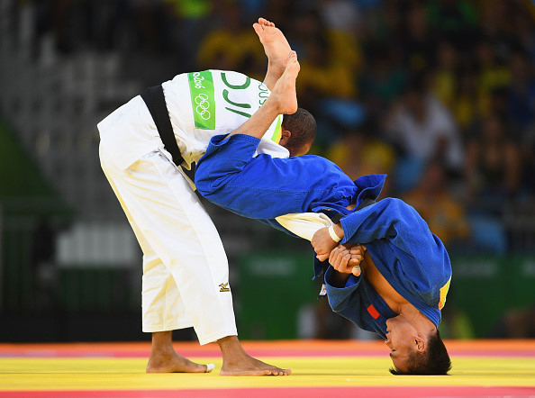 Anass Houssein (Cộng hoà Gibuti) thi đấu Judo với Duanbin Ma (Trung Quốc- áo xanh) ở hạng cân 66 kg.