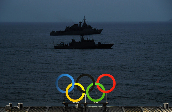 Hình ảnh ấn tượng giữa biểu tượng của thế vận hội thể thao và 2 thuyền chiến tại Brazil.