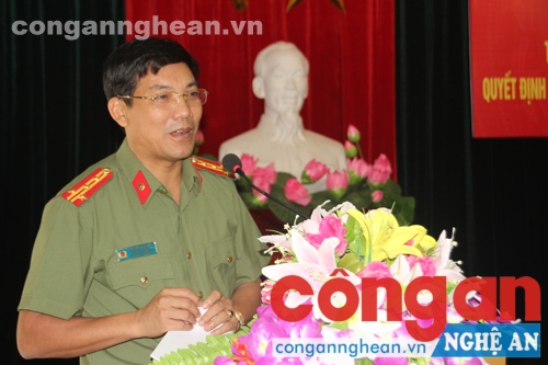 Đồng chí Đại tá Lê Khắc Thuyết, Phó Giám đốc Công an tỉnh phát biểu tại hội nghị 