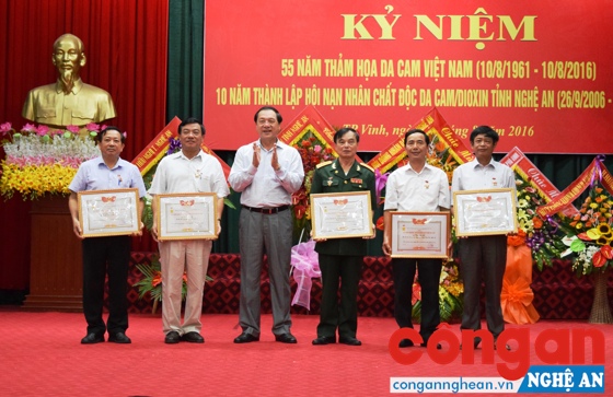 Đồng chí Lê Minh Thông, Phó Chủ tịch UBND tỉnh trao Kỷ niệm chương cho các cá nhân có thành tích trong sự nghiệp chăm sóc và giúp đỡ nạn nhân chất độc da cam