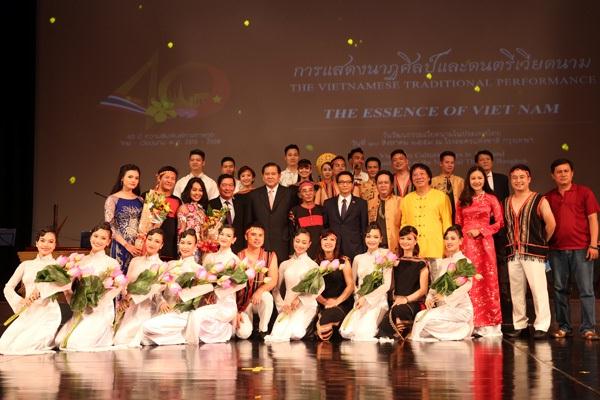 Phó Thủ tướng Vũ Đức Đam và Phó Thủ tướng Thái Lan Thanasak Patimaprakorn dự lễ khai mạc “Những ngày văn hóa Việt Nam tại Thái Lan”