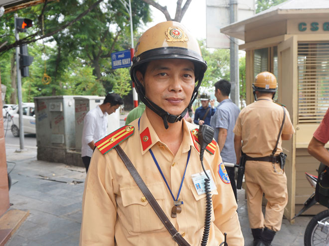 Thiếu tá Nguyễn Văn Lâm đội trưởng đội 1 phòng Cảnh sát giao thông, Công an Hà Nội. Ảnh: Nguyễn Bình