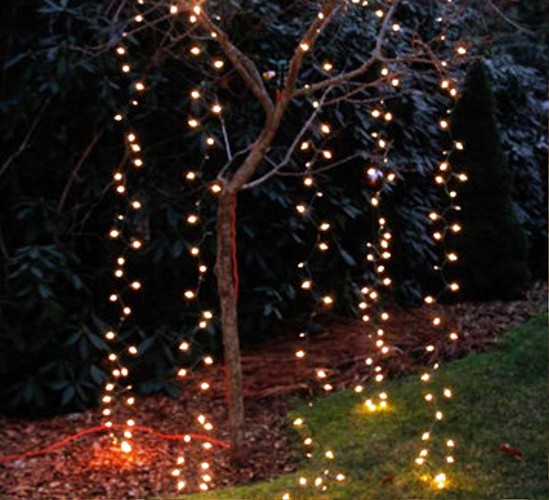Treo đèn dây rủ: Hãy thử treo đèn dây từ một cái cây, một mái hiên hoặc thậm chí là ban công theo chiều thẳng. Nhìn từ xa, trông chúng sẽ giống những chiếc đèn chùm tỏa sáng.