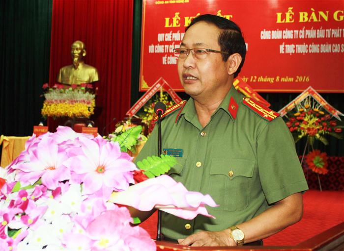 Đồng chí Đại tá Nguyễn Tiến Dần, Phó giám đốc Công an tỉnh phát biểu tại lễ ký kết