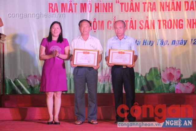 2 cá nhân được UBND phường Hà Huy Tập khen thưởng có thành tích xuất sắc trong phong trào phòng chống tội phạm, xây dựng phong trào toàn dân bảo vệ ANTQ