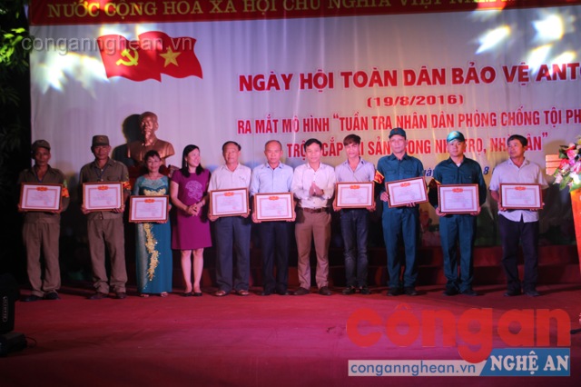 9 cá nhân được UBND phường Hà Huy tập khen thưởng có thành tích xuất sắc trong phong trào phòng chống tội phạm, xây dựng phong trào toàn dân bảo vệ ANTQ