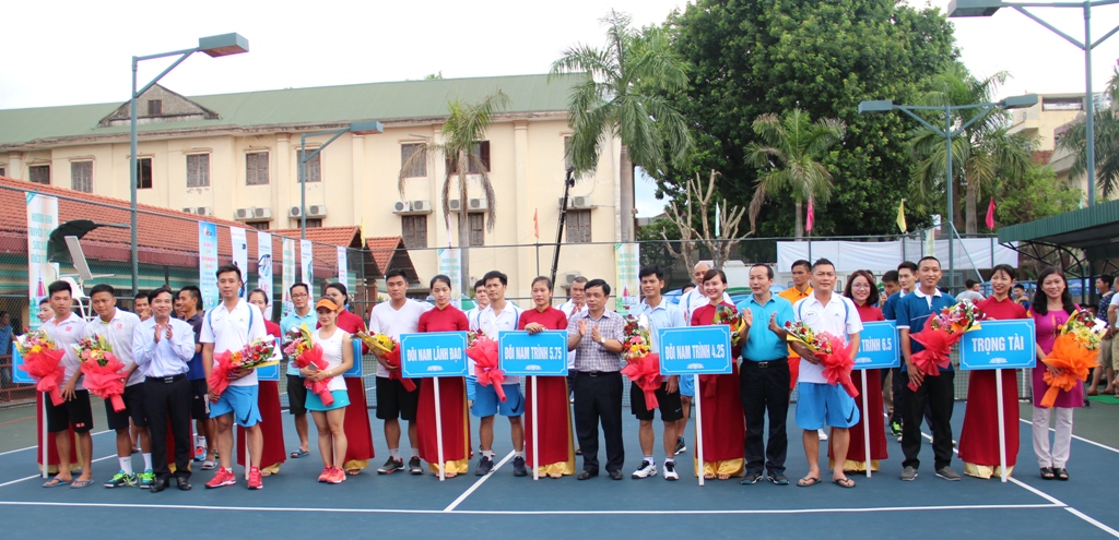Đ/c Huỳnh Thanh Điền, Phó Chủ tịch UBND tỉnh tặng hoa cho các vận động viên