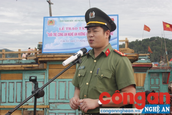 Đồng chí Đại úy Hoàng Lê Anh, Bí thư Đoàn thanh niên Công an tỉnh phát biểu tại buổi trao quà