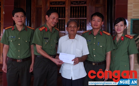 CBCS Phòng Thanh tra tặng quà cho đồng chí Lê Văn Linh