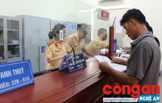 CBCS Đội Tuyên truyền, điều tra - xử lý, Phòng CSGT đường bộ, đường sắt hướng dẫn người dân thực hiện các thủ tục hành chính tại “Bộ phận một cửa”
