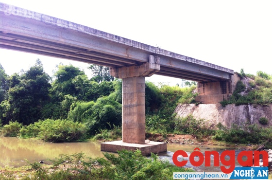 Hiện trạng cây cầu bắc qua sông Sào tại xã Nghĩa Trung
