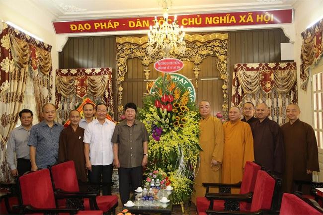Thứ trưởng Bùi Văn Nam tặng hoa chúc mừng Giáo hội Phật giáo Việt Nam và các tăng ni, phật tử nhân mùa Lễ vu lan, báo hiếu.