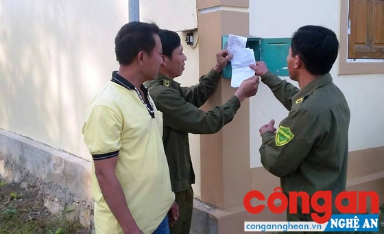 Công an xã Nghĩa Đồng, huyện Tân Kỳ cùng thành viên Tổ tự quản kiểm tra hòm thư tố giác tội phạm - Ảnh: Cẩm Tú