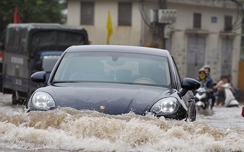  Thời tiết mưa kéo dài khiến nhiều tuyến đường bị ngập lụt, nếu xe hơi di chuyển qua những khu vực bị ngập sâu sẽ rất dễ bị chết máy