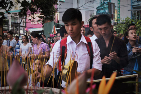 Lo toan cuộc sống hằng ngày hối hả nhưng những người con không quên vào chùa thắp hương cầu an. Ảnh: Ngọc Nhiên.