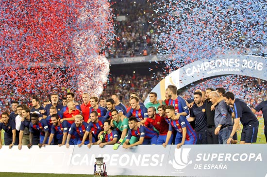 Barca giành danh hiệu đầu tiên trong mùa giải 2016/17