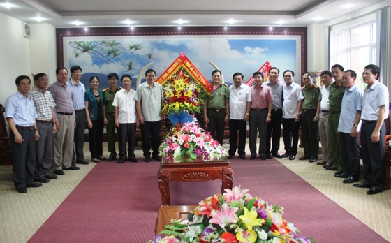 Thường trực tỉnh ủy tặng hoa chúc mừng Công an Nghệ An ngày truyền thống.